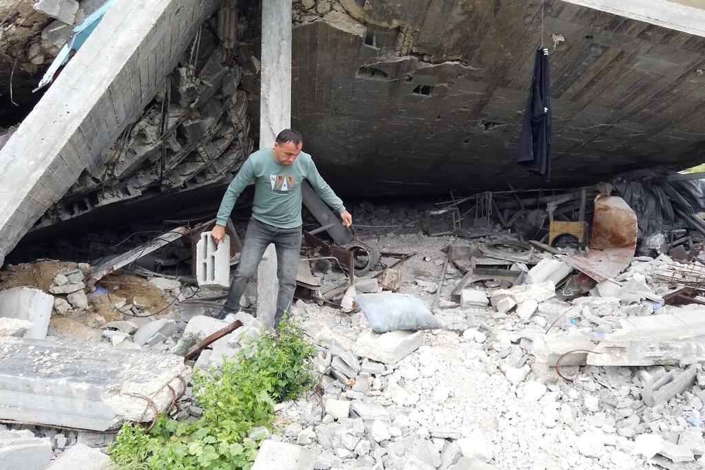 M. Mohammed al-Jathbah collecte des pierres des décombres pour construire un abri pour sa famille.