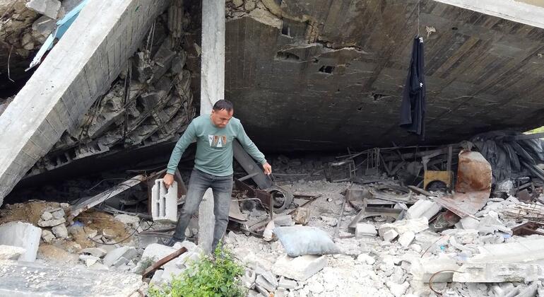 السيد محمد الجثبه يجمع الحجارة من الأنقاض لبناء مأوى لعائلته.