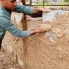 El Sr. Mohammed al-Jathbah está llevando a cabo trabajos de construcción en su nueva casa improvisada, utilizando piedras recuperadas de los escombros de su casa destruida.