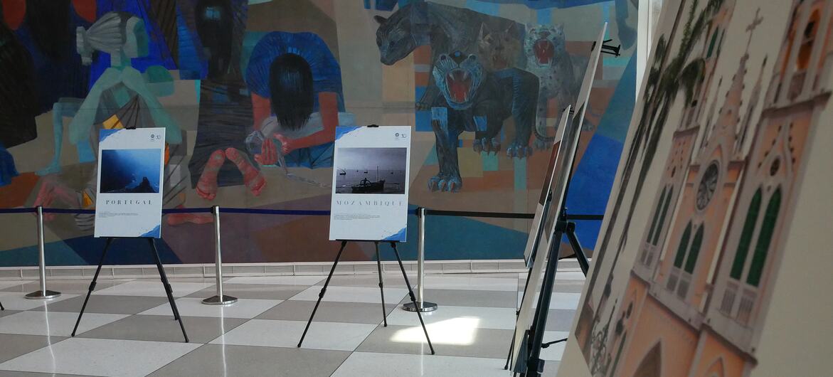 Fotografias de Portugal e Moçambique expostas em cavaletes numa exposição para celebrar o Dia da Língua Portuguesa na sede da ONU.
