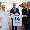 Papa Leo wa 14, Mikaël Silvestre, na Paolo Celi wanapiga picha wakiwa na shati la mpira wa miguu na mpira katika Vatikani.
