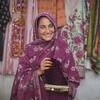 ایک مسکراتے ہوئے 16 سالہ لڑکی کیلا سیفلہ، بلوچستان، پاکستان سے، ایک روایتی کڑھائی والے بیگ کے ساتھ۔ یونیسف اور ناروے کی فنڈنگ کی مدد سے، وہ ایک روشن مستقبل کی تعمیر کے لئے زندگی کی مہارتیں سیکھ رہی ہے اور حاصل کر رہی ہے۔