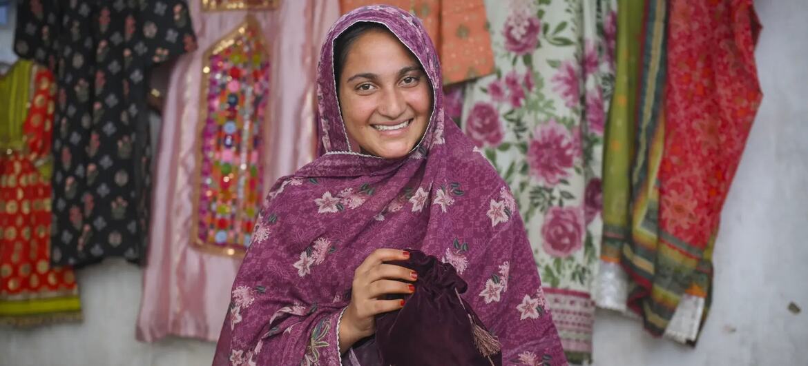 ایک مسکراتے ہوئے 16 سالہ لڑکی کیلا سیفلہ، بلوچستان، پاکستان سے، ایک روایتی کڑھائی والے بیگ کے ساتھ۔ یونیسف اور ناروے کی فنڈنگ کی مدد سے، وہ ایک روشن مستقبل کی تعمیر کے لئے زندگی کی مہارتیں سیکھ رہی ہے اور حاصل کر رہی ہے۔