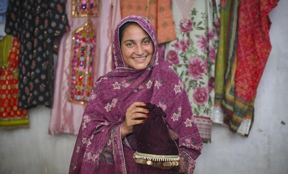 ایک مسکراتے ہوئے 16 سالہ لڑکی کیلا سیفلہ، بلوچستان، پاکستان سے، ایک روایتی کڑھائی والے بیگ کے ساتھ۔ یونیسف اور ناروے کی فنڈنگ کی مدد سے، وہ ایک روشن مستقبل کی تعمیر کے لئے زندگی کی مہارتیں سیکھ رہی ہے اور حاصل کر رہی ہے۔