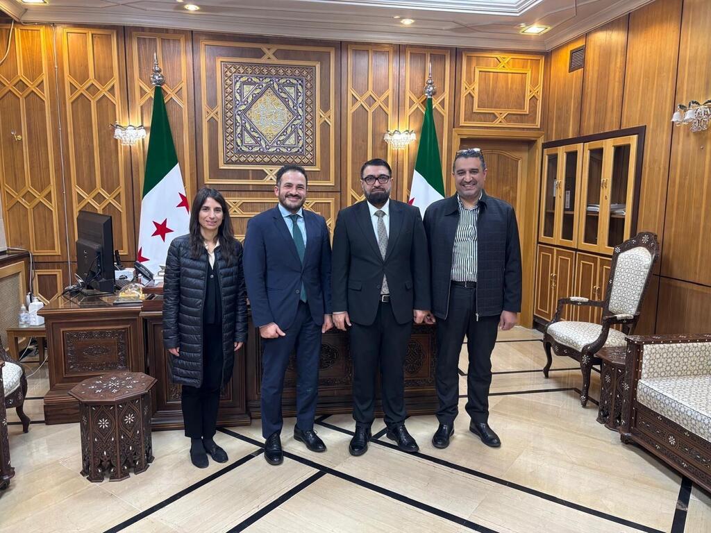 صوفيا كاندياس، ومحمد يوسف (إلى اليسار) الخبيران الأمميان في قضايا سيادة القانون والعنف الجنسي في النزاع يلتقيان وزير العدل السوري مظهر الويس (الثاني من اليمين) في العاصمة السورية دمشق.
