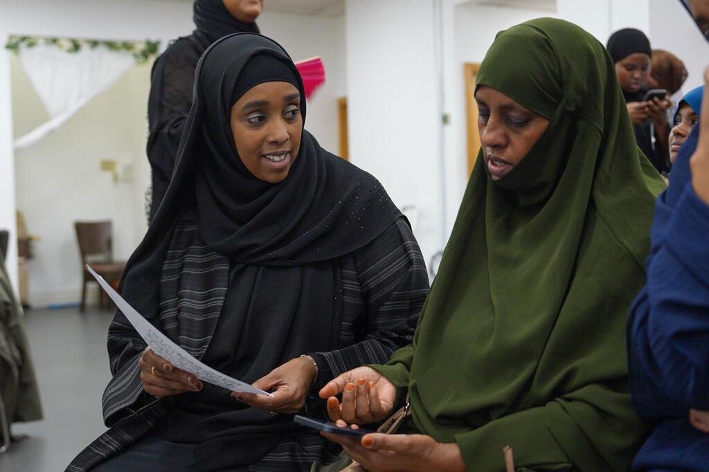 Safia Jama, mzaliwa wa nchini Somalia na kiongozi wa diaspora anayeishi nchini Uingereza, ametumia zaidi ya miongo miwili kuwaunga mkono wanawake na familia kupitia juhudi zinazoongozwa na jamii.