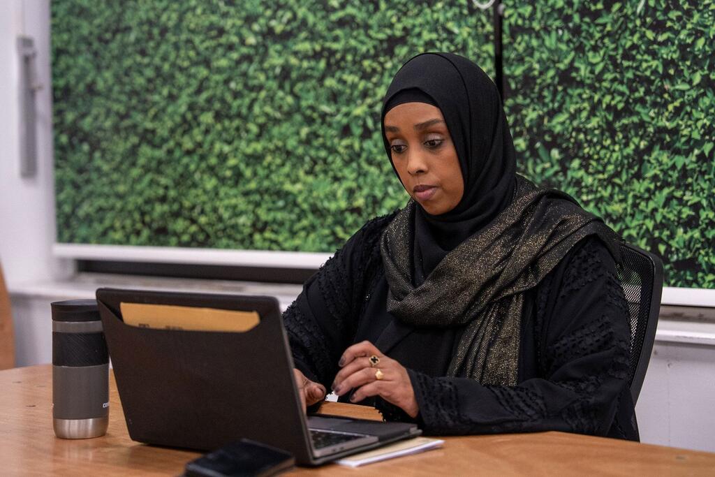 Safia Jama, mzaliwa wa nchini Somalia na kiongozi wa diaspora anayeishi nchini Uingereza, ametumia zaidi ya miongo miwili kuwaunga mkono wanawake na familia kupitia juhudi zinazoongozwa na jamii.