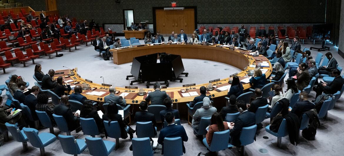 A wide view of the United Nations Security Council meeting discussing the situation in Syria, with delegates seated around a large circular table.