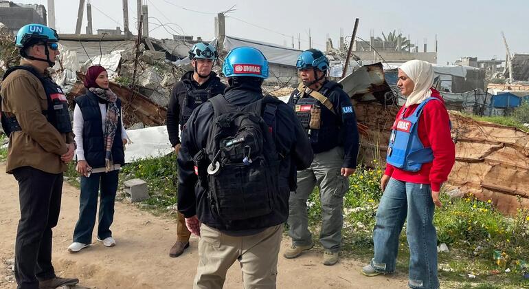 تقف علياء أبو شاوِش من دائرة الأمم المتحدة للإجراءات المتعلقة بالألغام (UNMAS) مع زملائها من الأمم المتحدة خلال مهمة ميدانية في منطقة لحق بها دمار في غزة، حيث يقوم الفريق بتقييم المخاطر الناجمة عن الأجسام الخطرة والذخائر غير المنفجرة لضمان سلامة السكان.