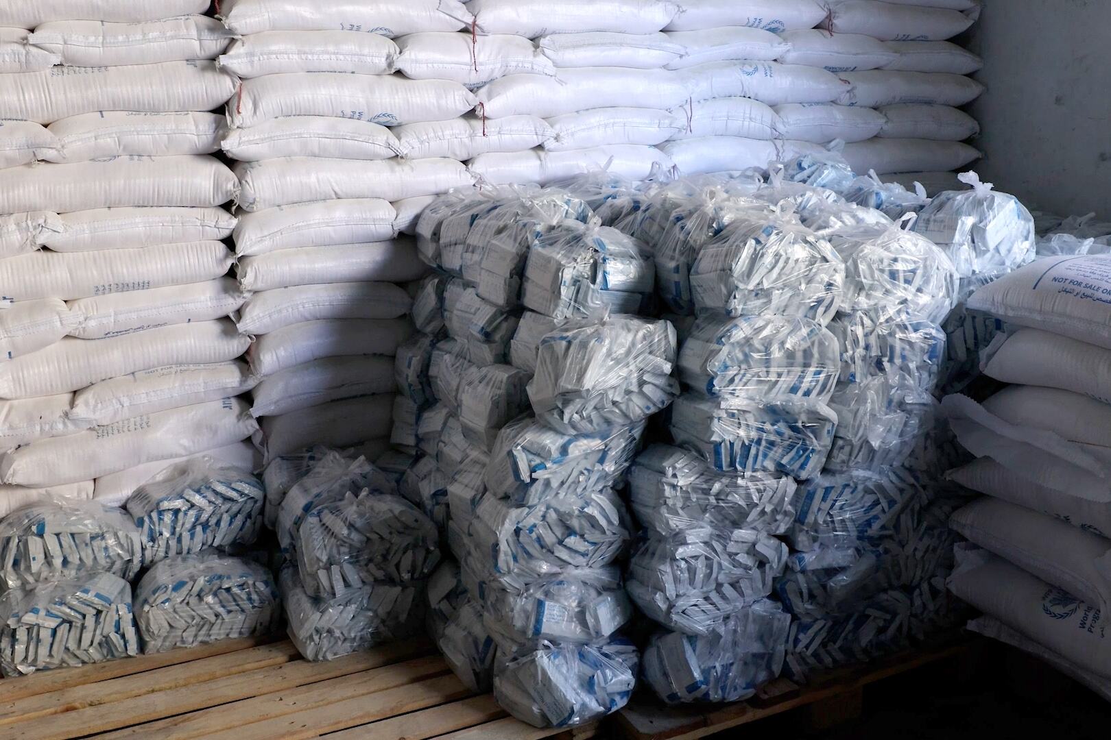 مساعدات غذائية يوزعها برنامج الأغذية العالمي (WFP) في مخيم الشاطئ للاجئين الفلسطينيين، غرب مدينة غزة.