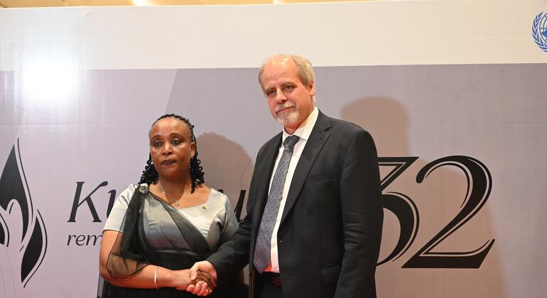 नई दिल्ली में आयोजित स्मृति समारोह के दौरान, भारत में रवांडा की उच्चायुक्त जैक्लीन मुकांगीरा, भारत में यूएन रैज़िडेन्ट कोऑर्डिनेटर, स्टेफ़ान प्रीज़नर के साथ.