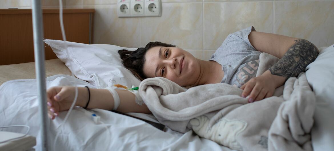 Анастасия Марулия лежит в больничной палате родильного отделения в Кишинёве (Молдова) со своим новорождённым сыном.