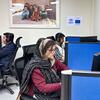 Uma equipe de linha de ajuda do ACNUR no Paquistão, onde funcionários multilingues dão apoio a refugiados e requerentes de asilo, incluindo mulheres com filhos e viúvas que enfrentam incertezas.