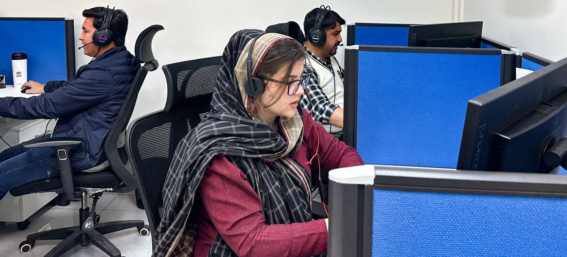 پاکستان میں یو این ایچ سی آر کی ہیلپ لائن ٹیم، جہاں کثیر لسانی عملہ پناہ گزینوں اور پناہ گزینوں، بشمول بچوں والی خواتین اور غیر یقینی صورتحال کا سامنا کرنے والی بیواؤں کو مدد فراہم کرتا ہے۔