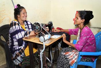 जयलक्ष्मी की प्रगति से कॉलोनी की अन्य महिलाएँ भी कार्यक्रम से जुड़ने के लिए प्रेरित हुई हैं. अब वह नई महिलाओं को सिलाई  सिखाने में मदद करती हैं.