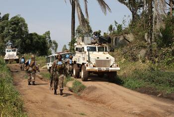 Femmes membres des forces de maintien de la paix sud-africaines de la MONUSCO effectuant une patrouille d'engagement à Muzambayi, Beni, RDC, le 07 mars 2018, en utilisant des véhicules blindés et à pied.