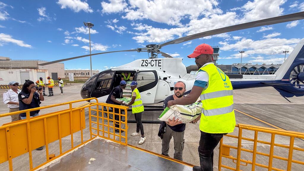 Wafanyakazi wa UNOCHA na washirika wanapakia misaada ya chakula kwenye helikopta katika uwanja wa ndege wa Xai Xai, Msumbiji, ili kupeleka misaada kwa waathirika wa mafuriko.