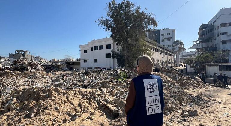 Viwanja vya Hospitali ya Al Shifa mjini Gaza. Ili kusaidia juhudi za uokoaji, UNDP inatoa ajira za dharura katika huduma za afya, elimu na sekta binafsi.