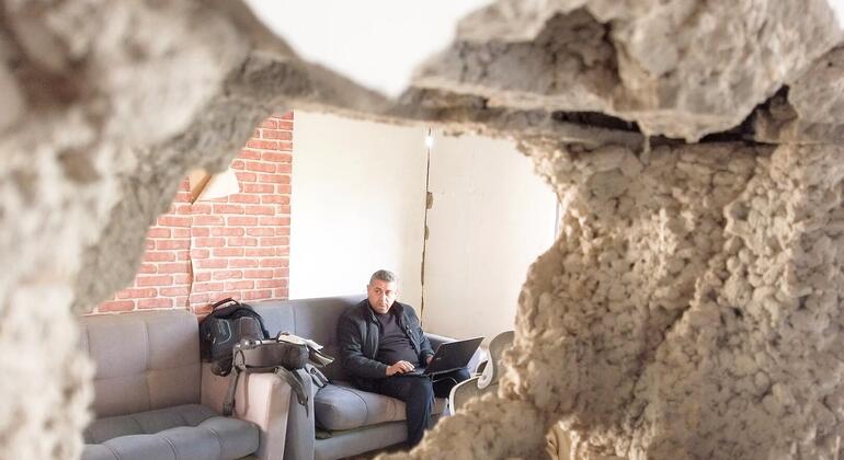 أثير يخرج من بين الركام - الإذاعة في غزة