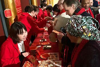 新春庆祝活动设立年俗体验展台。