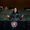 La Embajadora de Buena Voluntad de las Mujeres de la ONU, Anne Hathaway, se dirige al Salón de la Asamblea General de la ONU durante la celebración del Día Internacional de la Mujer 2026.