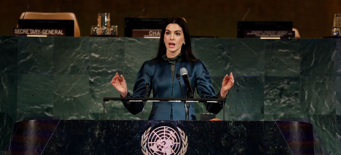 Anne Hathaway s'adresse à la salle de l'Assemblée générale des Nations Unies lors de la célébration de la Journée internationale de la femme 2026.