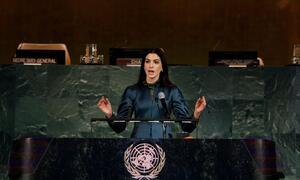 La Embajadora de Buena Voluntad de las Mujeres de la ONU, Anne Hathaway, se dirige al Salón de la Asamblea General de la ONU durante la celebración del Día Internacional de la Mujer 2026.