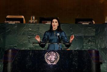 Anne Hathaway, embaixadora da Boa Vontade da ONU Mulheres, fala no Salão da Assembleia Geral da ONU durante a celebração do Dia Internacional da Mulher 2026