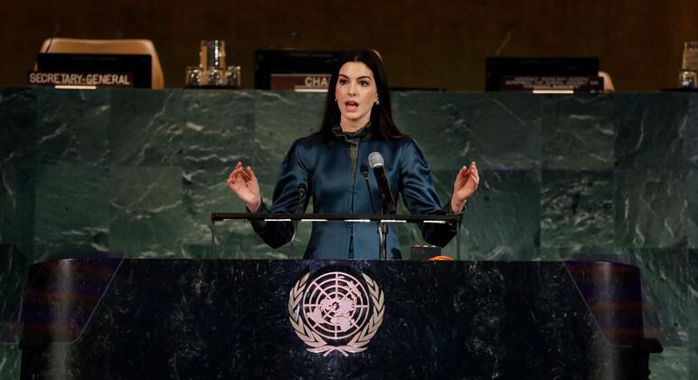 联合国妇女善意大使安妮·哈萨韦在2026年国际妇女节期间在联合国大会堂发表讲话.