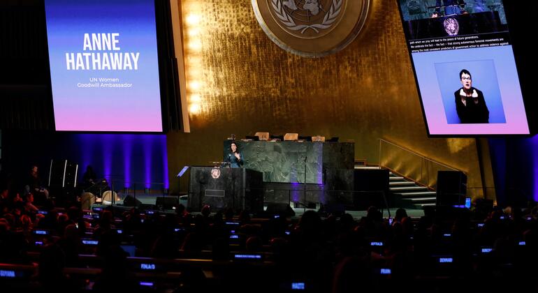 السفيرة الأممية للنوايا الحسنة في الأمم المتحدة نساء الأمم المتحدة آن هاتواي تلقي خطاب في قاعة الجمعية العامة للأمم المتحدة خلال الاحتفال باليوم الدولي للمرأة 2026