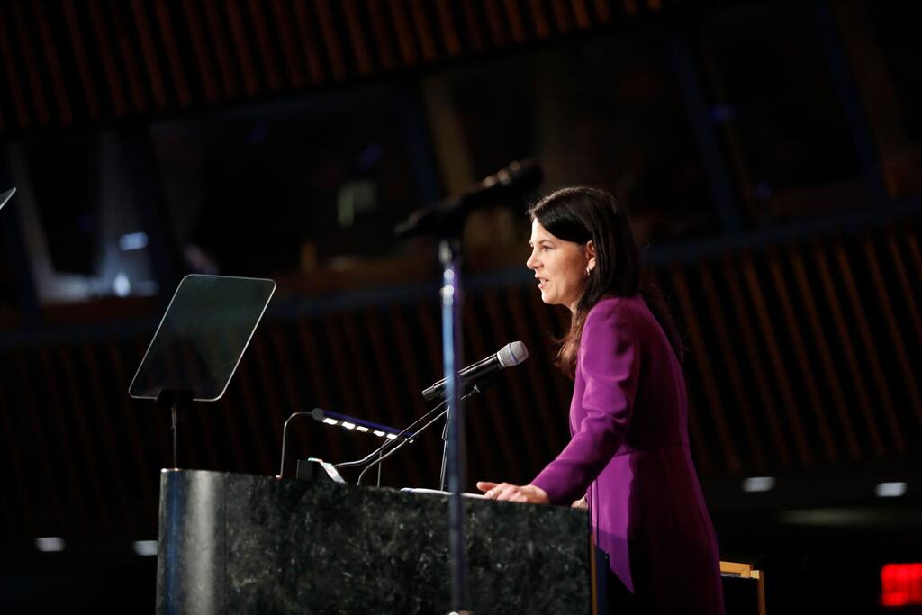 Annalena Baerbock s'exprimant sur le podium lors de la célébration de la Journée internationale de la femme 2026 au siège de l'ONU.