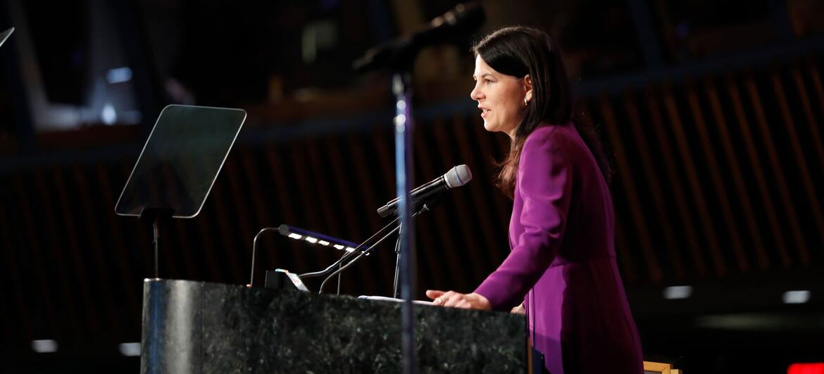 Annalena Baerbock falando no pódio durante a celebração do Dia Internacional da Mulher 2026 na sede da ONU.