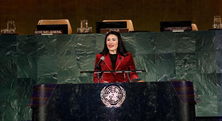 السفيرة ماريتزا شان فالفيردي من كوستاريكا تلقي خطابًا في قاعة الجمعية العامة للأمم المتحدة خلال الاحتفال.