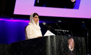 Malala Yousafzai hablando en un podio con el emblema de la ONU durante la celebración del Día Internacional de la Mujer 2026 en la sede de la ONU.