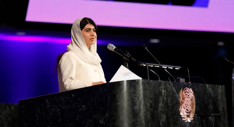 ملالا يوسفزاي تتحدث على المنصة مع شعار الأمم المتحدة خلال الاحتفال باليوم الدولي للمرأة 2026 في مقر الأمم المتحدة.