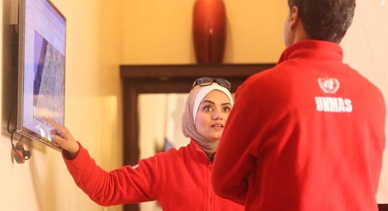 السيدة عليا أبو شويش تشرح، على خريطة تفاعلية، مناطق حركة فرق الميدان عبر قطاع غزة.