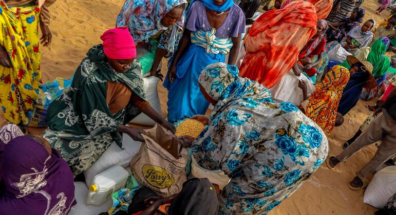 Des réfugiés recevant une aide alimentaire du PAM à Adre, au Tchad, en mars 2026.