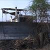 Bulldozer ya Umoja wa Mataifa inayosafisha ardhi kwa ajili ya ujenzi wa barabara katika Mkoa wa Upper Nile wa Sudan Kusini kama sehemu ya misaada ya UNMISS ya kudumisha amani.