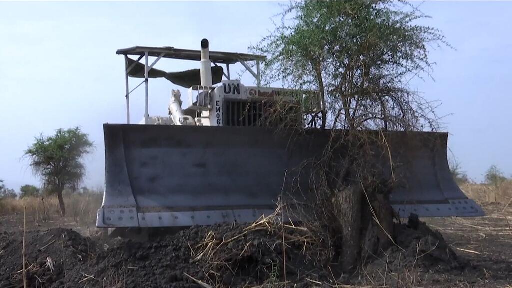 Bulldozer ya Umoja wa Mataifa inayosafisha ardhi kwa ajili ya ujenzi wa barabara katika Mkoa wa Upper Nile wa Sudan Kusini kama sehemu ya misaada ya UNMISS ya kudumisha amani.