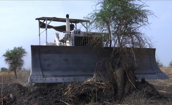 दक्षिण सूडान में संयुक्त राष्ट्र मिशन (UNMISS), स्थानीय अधिकारियों और समुदायों के साथ मिलकर सहनक्षमता बढ़ाने और बाढ़ से क्षतिग्रस्त सड़कों की मरम्मत में जुटा है.