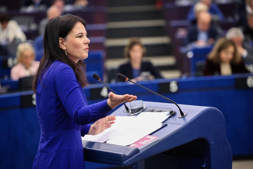 Annalena Baerbock, présidente de l'Assemblée générale des Nations unies, prononçant un discours officiel à la séance plénière du Parlement européen.