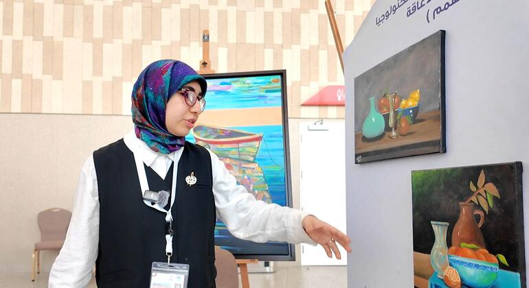 مريم سيد أنور فنانة بصرية، تتحرك تجاه أعمالها الفنية في معرض WEIF2026، حيث أظهرت موهبتها في الحياة الطبيعية والرسومات الصورة بالرغم من عيشها مع إعاقة.