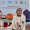 شيماء سعيد، شابة مصرية مصرية تعاني من الإعاقة ومصممة للخياطة، تبتسم أثناء عرض أدواتها الحرفية في حدث WEIF2026 في البحرين.