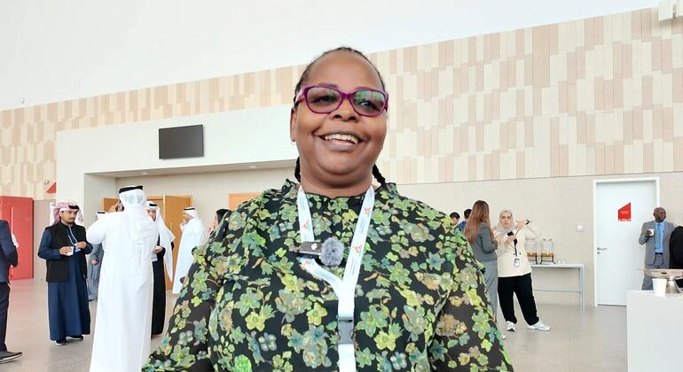 الدكتورة روزلين موسارورو-واشاراوا، رائدة أعمال من زيمبابوي، تبتسم في حدث مهني في البحرين خلال WEIF 2026، حيث أظهرت خبرتها في منصات الأعمال الدولية.