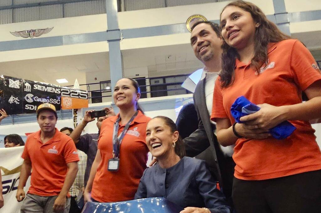 La presidenta mexicana Claudia Sheinbaum sonríe con Valeria Palacios y su equipo durante la presentación del proyecto de drones autónomos 'Mantarraya' para operaciones de rescate.