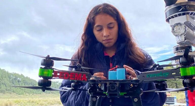 Valeria Palacios realizando una prueba de drones al aire libre en México.