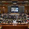 Vue large d'une réunion à l'hôtel de ville avec le Secrétaire général des Nations Unies et les participants de la société civile lors de la 70e session de la Commission sur le statut des femmes (CSW). Un grand public est assis dans une salle de conférence moderne, avec un grand écran affichant l'événement.