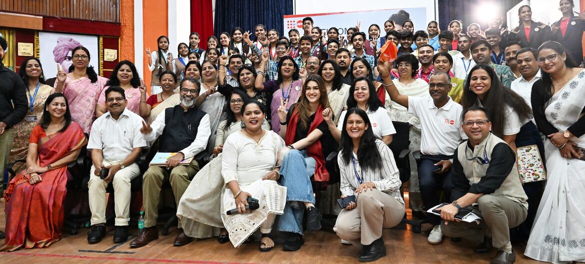 भोपाल के शासकीय सुभाष एक्सीलेंस हायर सेकेंडरी स्कूल के विद्यार्थियों के साथ कृति सैनन.