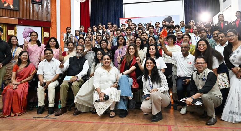 भोपाल के शासकीय सुभाष एक्सीलेंस हायर सेकेंडरी स्कूल के विद्यार्थियों के साथ कृति सैनन.