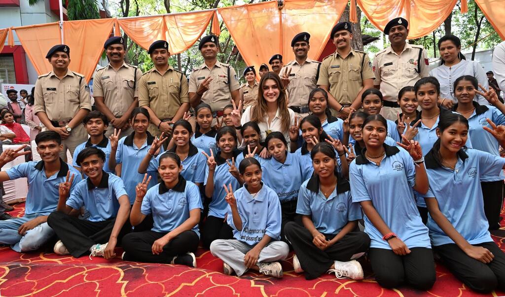 भारत में यूएनएफ़पीए की मानद सदभावना राजदूत, कृति सैनन ने मध्य प्रदेश के एक महिला थाना का दौरा किया.